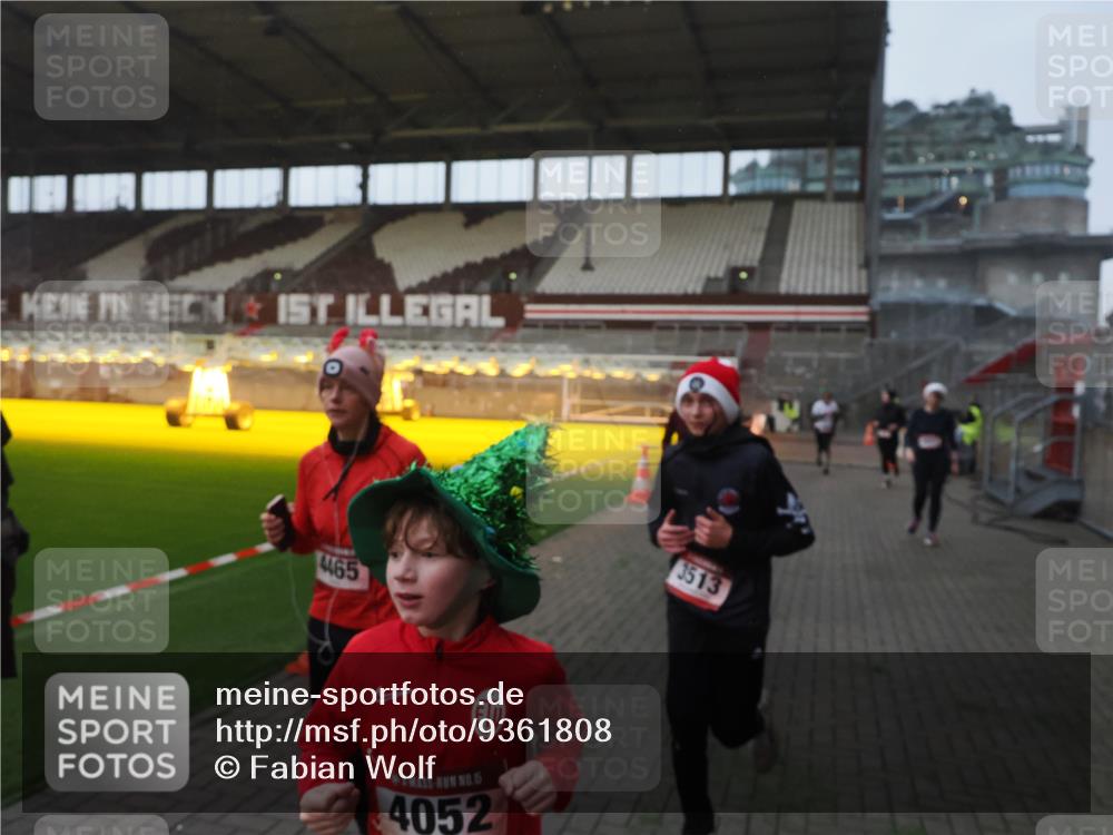 07.12.2025 - St. Pauli X-Mass-Run No. 15 Fabian Wolf http://msf.ph/oto/9361808 07.12.2025 09:59:37 Ziel 488, 910, 911, 961, 1763, 2204, 2207, 3513, 4029, 4051, 4052, 4465 meine-sportfotos.de