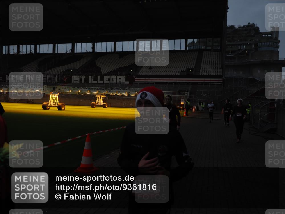 07.12.2025 - St. Pauli X-Mass-Run No. 15 Fabian Wolf http://msf.ph/oto/9361816 07.12.2025 09:59:38 Ziel 488, 910, 911, 961, 1763, 2204, 3513, 4029, 4051, 4052, 4465 meine-sportfotos.de