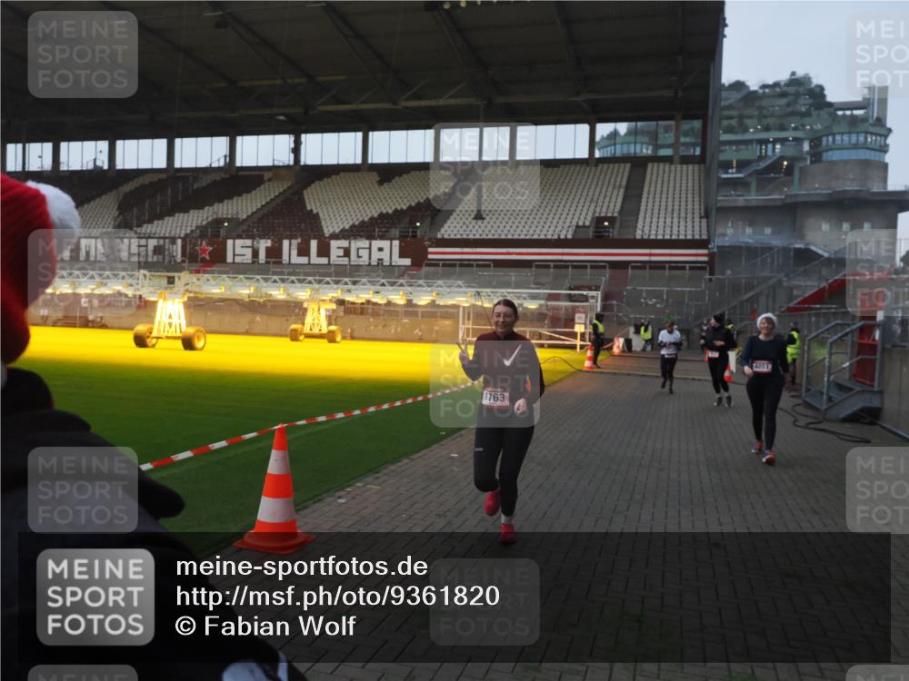07.12.2025 - St. Pauli X-Mass-Run No. 15 Fabian Wolf http://msf.ph/oto/9361820 07.12.2025 09:59:38 Ziel 488, 910, 911, 961, 1763, 2204, 3513, 4029, 4051, 4052, 4465 meine-sportfotos.de