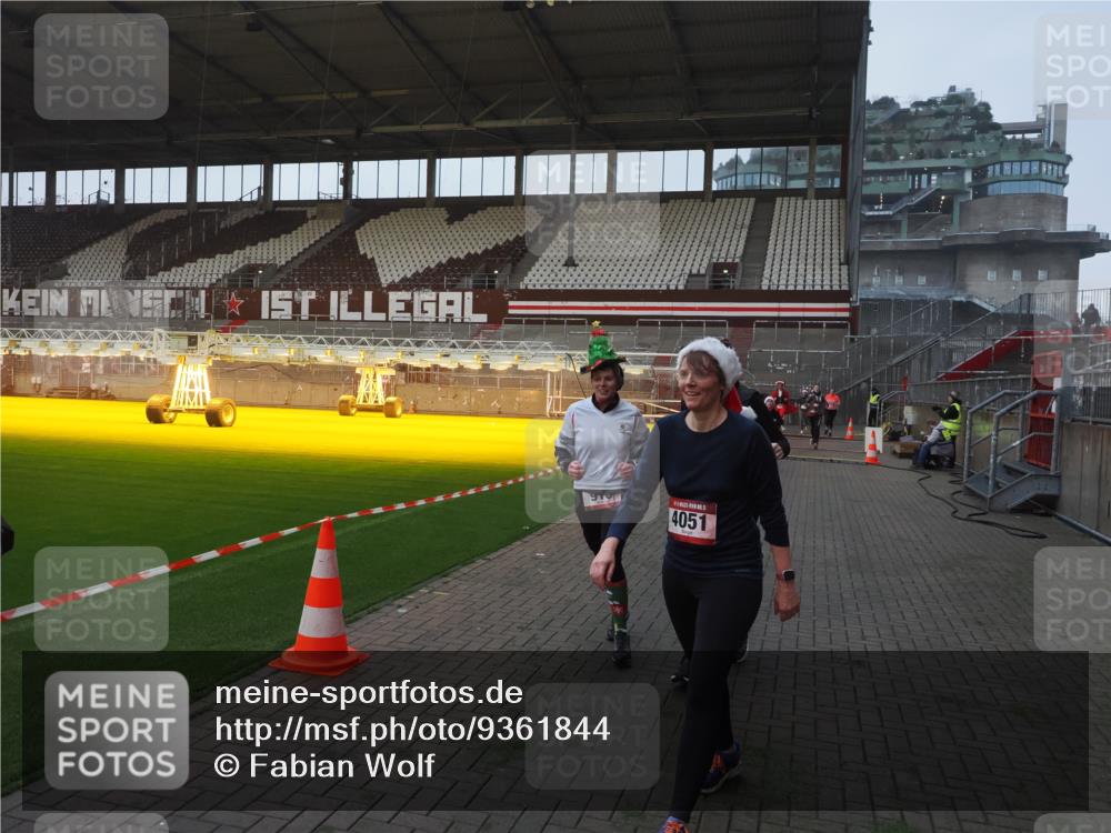 07.12.2025 - St. Pauli X-Mass-Run No. 15 Fabian Wolf http://msf.ph/oto/9361844 07.12.2025 09:59:42 Ziel 488, 910, 911, 961, 1763, 2186, 2729, 3513, 4029, 4051, 4052, 4465 meine-sportfotos.de
