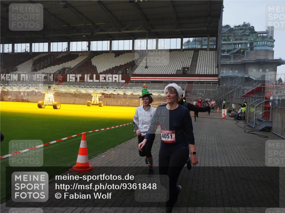 07.12.2025 - St. Pauli X-Mass-Run No. 15 Fabian Wolf http://msf.ph/oto/9361848 07.12.2025 09:59:42 Ziel 488, 910, 911, 961, 1763, 2186, 2729, 3513, 4029, 4051, 4052, 4465 meine-sportfotos.de