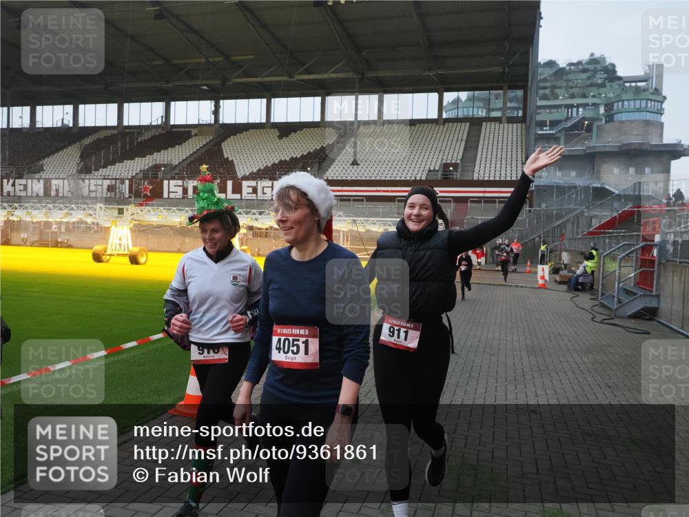 07.12.2025 - St. Pauli X-Mass-Run No. 15 Fabian Wolf http://msf.ph/oto/9361861 07.12.2025 09:59:43 Ziel 488, 910, 911, 961, 1763, 2186, 2729, 3513, 4029, 4051, 4052, 4465 meine-sportfotos.de