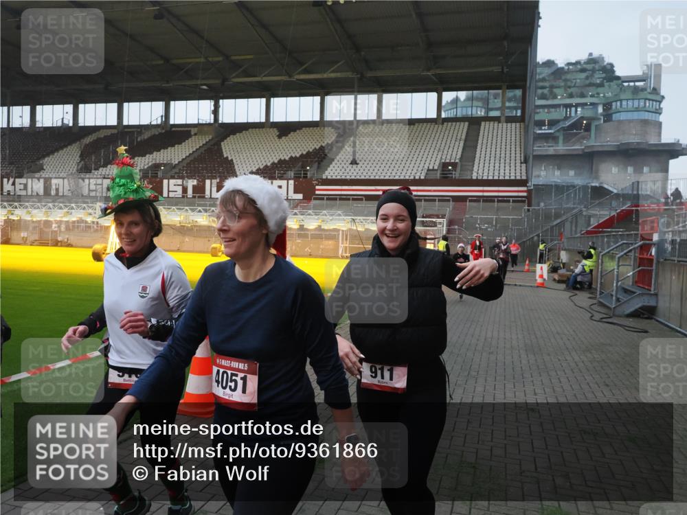 07.12.2025 - St. Pauli X-Mass-Run No. 15 Fabian Wolf http://msf.ph/oto/9361866 07.12.2025 09:59:43 Ziel 488, 910, 911, 961, 1763, 2186, 2729, 3513, 4029, 4051, 4052, 4465 meine-sportfotos.de