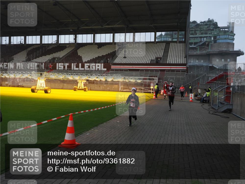 07.12.2025 - St. Pauli X-Mass-Run No. 15 Fabian Wolf http://msf.ph/oto/9361882 07.12.2025 09:59:45 Ziel 488, 910, 911, 934, 961, 1112, 1763, 2186, 2729, 2964, 3513, 4051, 4052, 4465 meine-sportfotos.de