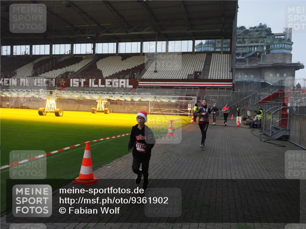07.12.2025 - St. Pauli X-Mass-Run No. 15 Fabian Wolf http://msf.ph/oto/9361902 07.12.2025 09:59:46 Ziel 488, 910, 911, 934, 961, 1112, 1763, 2186, 2729, 2964, 3513, 4051, 4052, 4465 meine-sportfotos.de