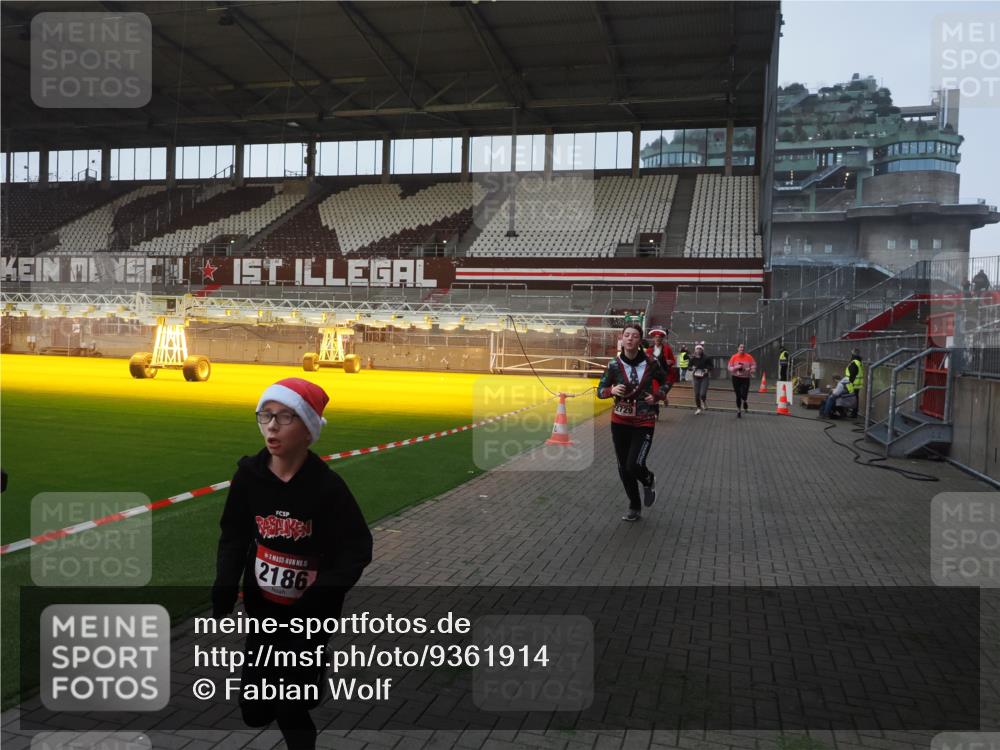 07.12.2025 - St. Pauli X-Mass-Run No. 15 Fabian Wolf http://msf.ph/oto/9361914 07.12.2025 09:59:47 Ziel 488, 910, 911, 934, 1112, 1763, 2186, 2729, 2964, 3513, 4051, 4052, 4465 meine-sportfotos.de