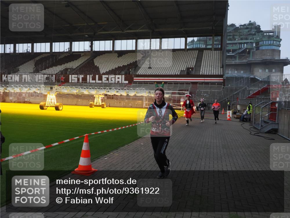 07.12.2025 - St. Pauli X-Mass-Run No. 15 Fabian Wolf http://msf.ph/oto/9361922 07.12.2025 09:59:48 Ziel 488, 910, 911, 934, 1112, 1763, 2186, 2729, 2964, 3513, 4051, 4052, 4465 meine-sportfotos.de