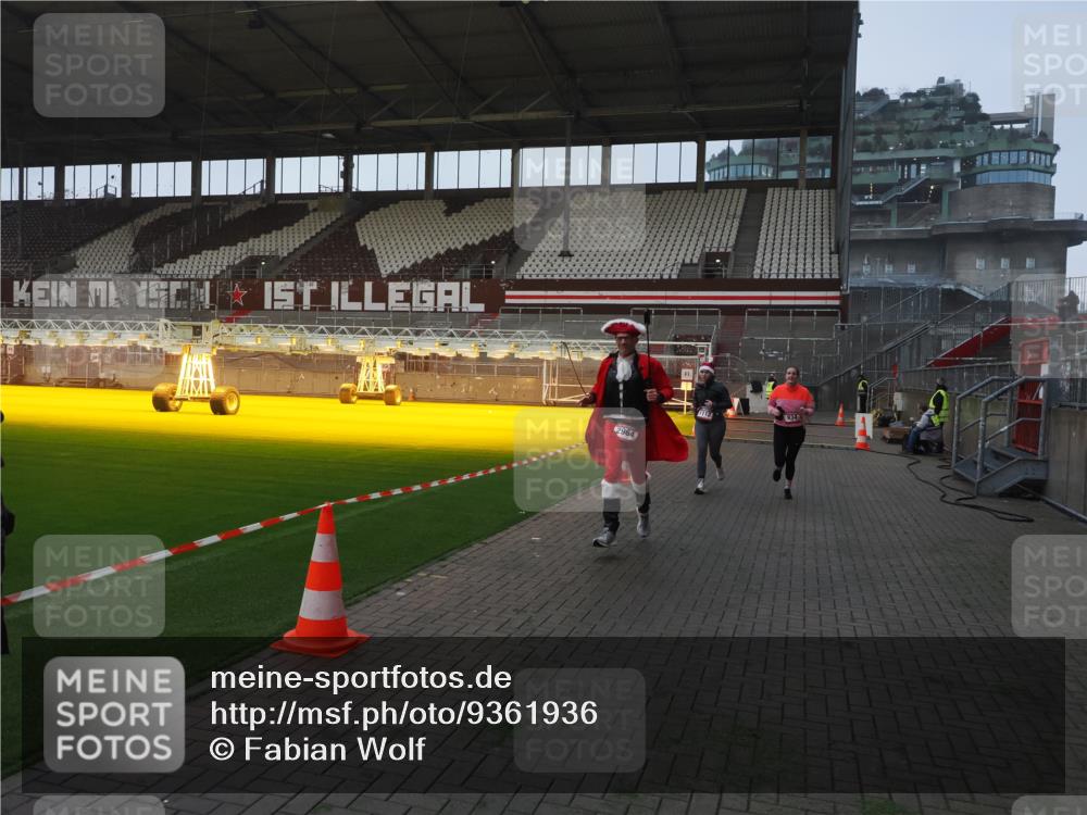 07.12.2025 - St. Pauli X-Mass-Run No. 15 Fabian Wolf http://msf.ph/oto/9361936 07.12.2025 09:59:50 Ziel 488, 910, 911, 934, 1112, 1763, 2186, 2729, 2964, 3513, 4051, 4052, 4465 meine-sportfotos.de