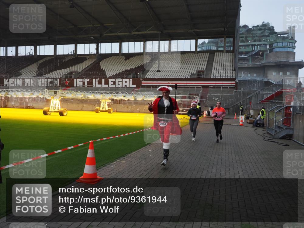 07.12.2025 - St. Pauli X-Mass-Run No. 15 Fabian Wolf http://msf.ph/oto/9361944 07.12.2025 09:59:50 Ziel 488, 910, 911, 934, 1112, 1763, 2186, 2729, 2964, 3513, 4051, 4052, 4465 meine-sportfotos.de