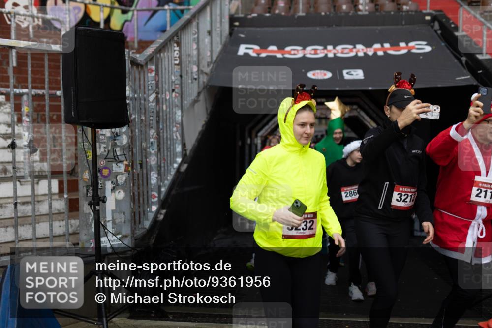 07.12.2025 - St. Pauli X-Mass-Run No. 15 Michael Strokosch http://msf.ph/oto/9361956 07.12.2025 10:33:29 Laufen 232, 286, 3213, 211 meine-sportfotos.de