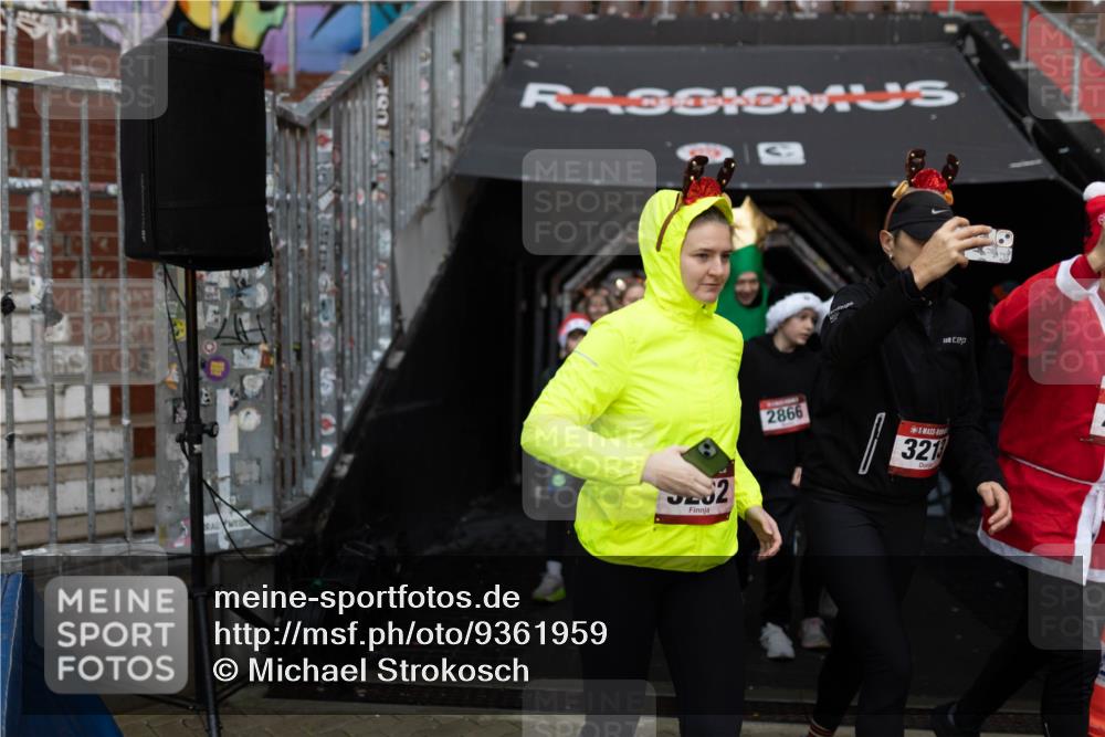 07.12.2025 - St. Pauli X-Mass-Run No. 15 Michael Strokosch http://msf.ph/oto/9361959 07.12.2025 10:33:30 Laufen 2, 2866, 3213 meine-sportfotos.de