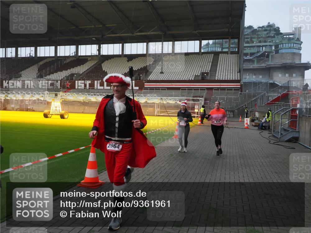 07.12.2025 - St. Pauli X-Mass-Run No. 15 Fabian Wolf http://msf.ph/oto/9361961 07.12.2025 09:59:51 Ziel 910, 911, 934, 1112, 1763, 2186, 2729, 2964, 3513, 4051 meine-sportfotos.de