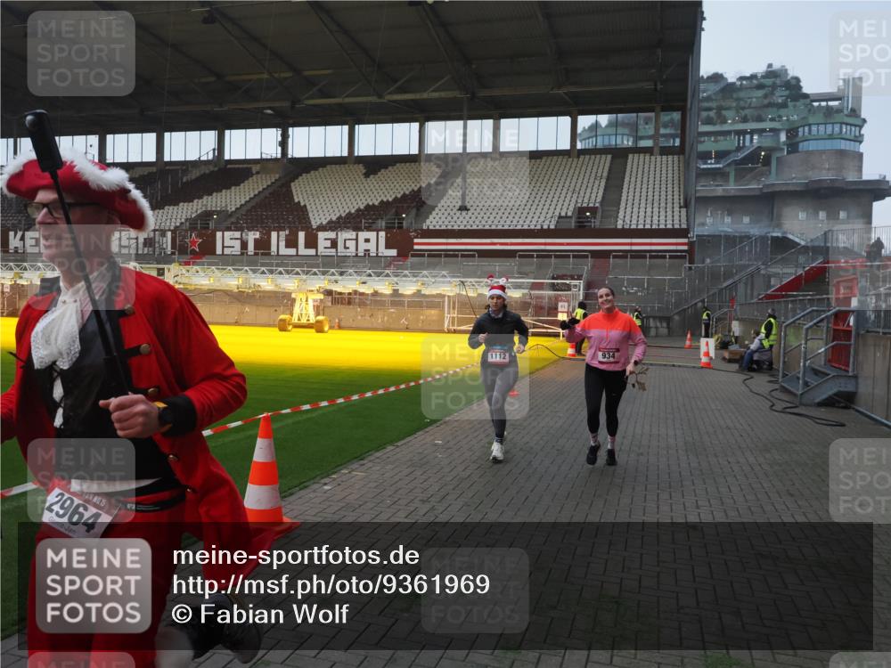 07.12.2025 - St. Pauli X-Mass-Run No. 15 Fabian Wolf http://msf.ph/oto/9361969 07.12.2025 09:59:51 Ziel 910, 911, 934, 1112, 1763, 2186, 2729, 2964, 3513, 4051 meine-sportfotos.de