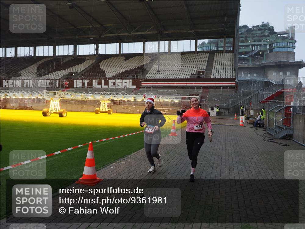 07.12.2025 - St. Pauli X-Mass-Run No. 15 Fabian Wolf http://msf.ph/oto/9361981 07.12.2025 09:59:52 Ziel 910, 911, 934, 1112, 2186, 2729, 2964, 3513 meine-sportfotos.de
