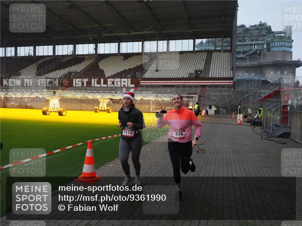 07.12.2025 - St. Pauli X-Mass-Run No. 15 Fabian Wolf http://msf.ph/oto/9361990 07.12.2025 09:59:52 Ziel 910, 911, 934, 1112, 2186, 2729, 2964, 3513 meine-sportfotos.de