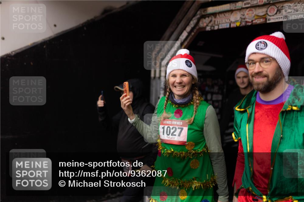 07.12.2025 - St. Pauli X-Mass-Run No. 15 Michael Strokosch http://msf.ph/oto/9362087 07.12.2025 10:34:43 Laufen 3, 15, 1027 meine-sportfotos.de