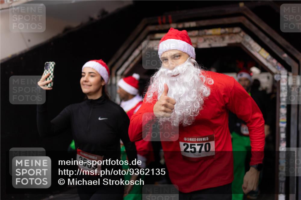 07.12.2025 - St. Pauli X-Mass-Run No. 15 Michael Strokosch http://msf.ph/oto/9362135 07.12.2025 10:35:06 Laufen 2569, 15, 2570 meine-sportfotos.de