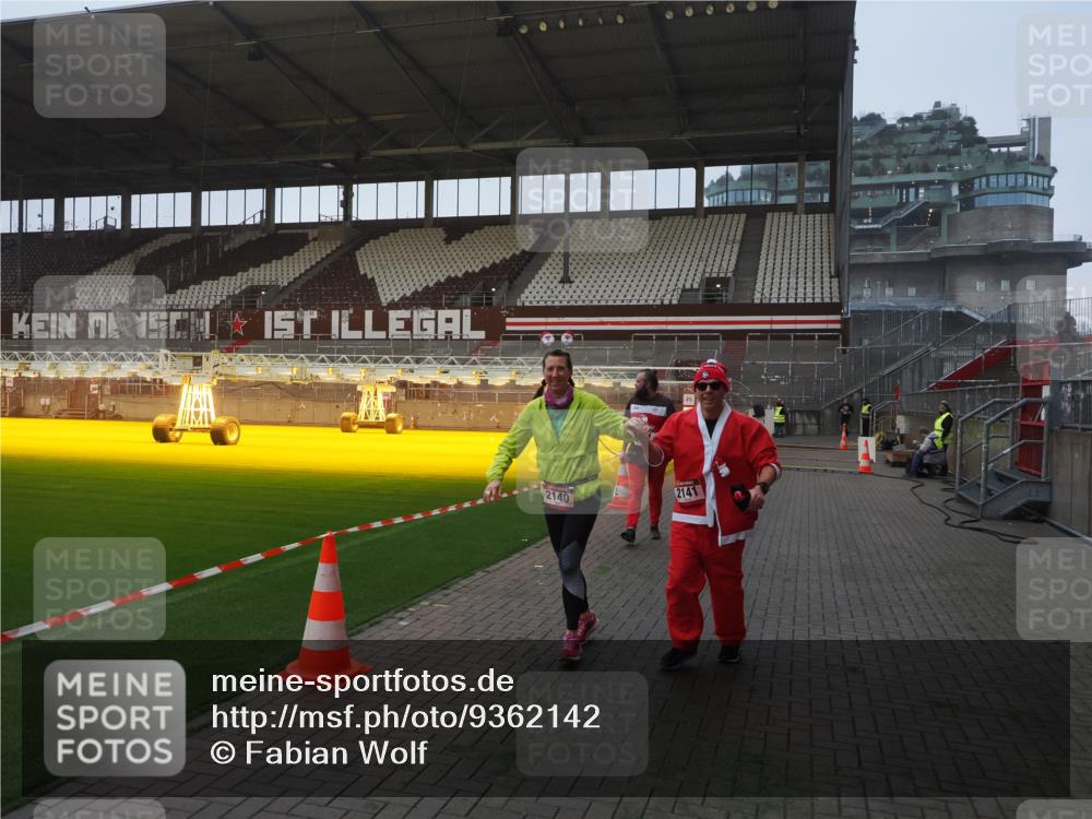 07.12.2025 - St. Pauli X-Mass-Run No. 15 Fabian Wolf http://msf.ph/oto/9362142 07.12.2025 10:00:12 Ziel 802, 1333, 1354, 1360, 1404, 2140, 2141, 4129 meine-sportfotos.de