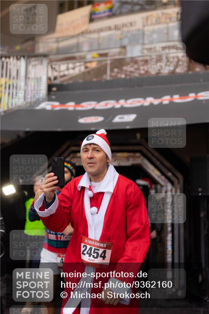 07.12.2025 - St. Pauli X-Mass-Run No. 15 Michael Strokosch http://msf.ph/oto/9362160 07.12.2025 10:35:31 Laufen 15, 4, 2454 meine-sportfotos.de