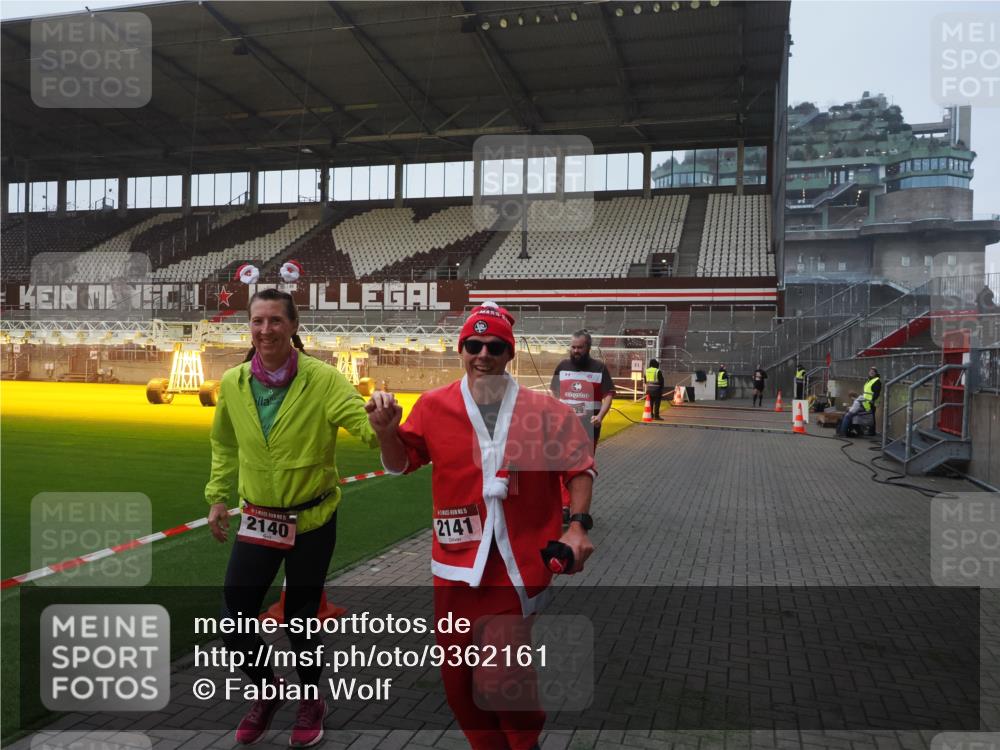 07.12.2025 - St. Pauli X-Mass-Run No. 15 Fabian Wolf http://msf.ph/oto/9362161 07.12.2025 10:00:13 Ziel 802, 1333, 1354, 1360, 1404, 2140, 2141, 4129 meine-sportfotos.de