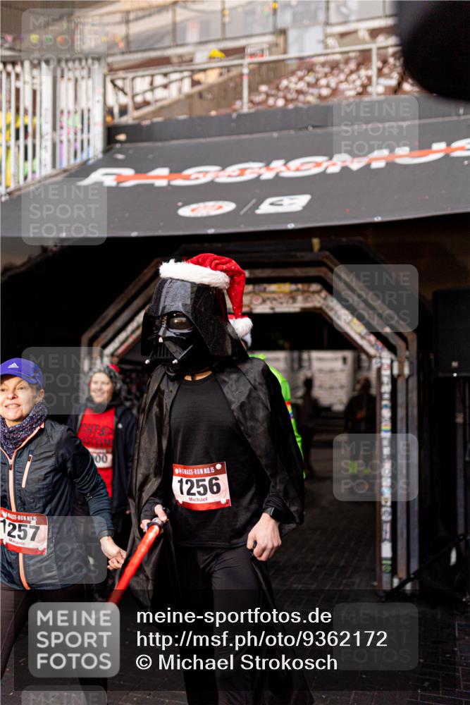 07.12.2025 - St. Pauli X-Mass-Run No. 15 Michael Strokosch http://msf.ph/oto/9362172 07.12.2025 10:35:33 Laufen 5, 1257, 00, 15, 1256 meine-sportfotos.de