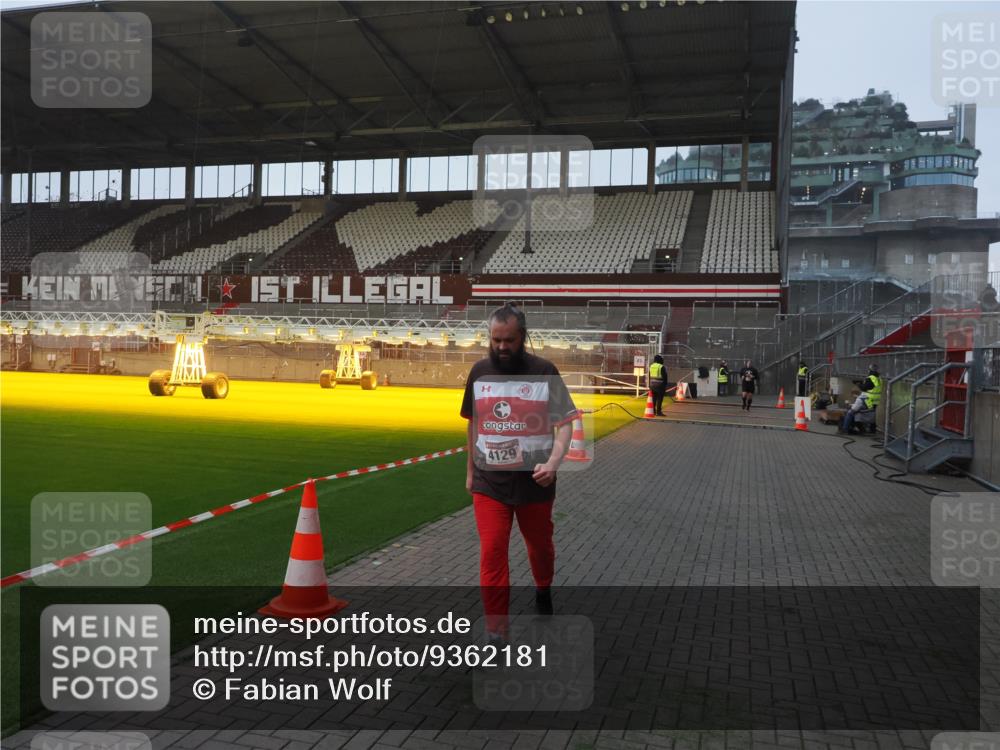07.12.2025 - St. Pauli X-Mass-Run No. 15 Fabian Wolf http://msf.ph/oto/9362181 07.12.2025 10:00:15 Ziel 802, 1333, 1354, 1360, 1404, 2140, 2141, 4129 meine-sportfotos.de