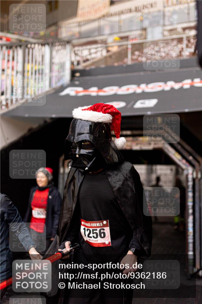 07.12.2025 - St. Pauli X-Mass-Run No. 15 Michael Strokosch http://msf.ph/oto/9362186 07.12.2025 10:35:34 Laufen 15, 1256 meine-sportfotos.de
