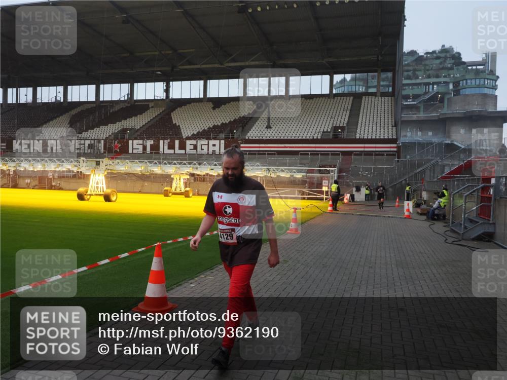 07.12.2025 - St. Pauli X-Mass-Run No. 15 Fabian Wolf http://msf.ph/oto/9362190 07.12.2025 10:00:16 Ziel 802, 1333, 1354, 1360, 1404, 2140, 2141, 3336, 4129 meine-sportfotos.de