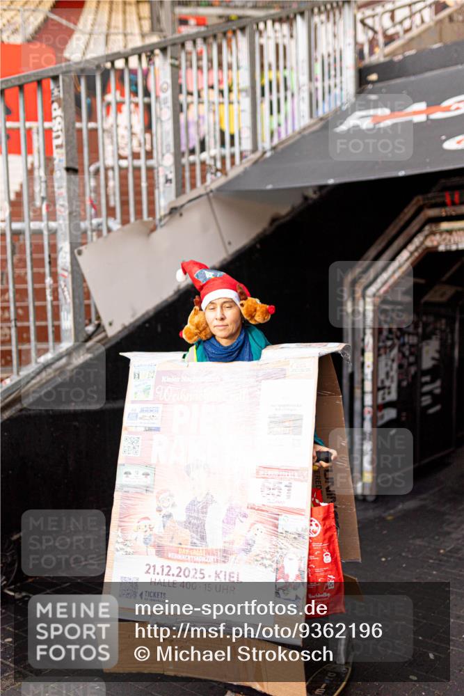 07.12.2025 - St. Pauli X-Mass-Run No. 15 Michael Strokosch http://msf.ph/oto/9362196 07.12.2025 10:35:40 Laufen 40, 21, 12, 2025, 400, 15, 400 meine-sportfotos.de