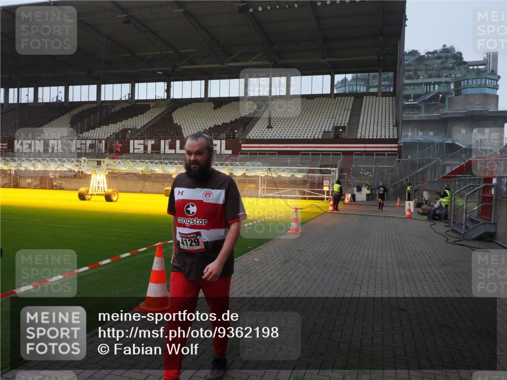 07.12.2025 - St. Pauli X-Mass-Run No. 15 Fabian Wolf http://msf.ph/oto/9362198 07.12.2025 10:00:16 Ziel 802, 1333, 1354, 1360, 1404, 2140, 2141, 3336, 4129 meine-sportfotos.de