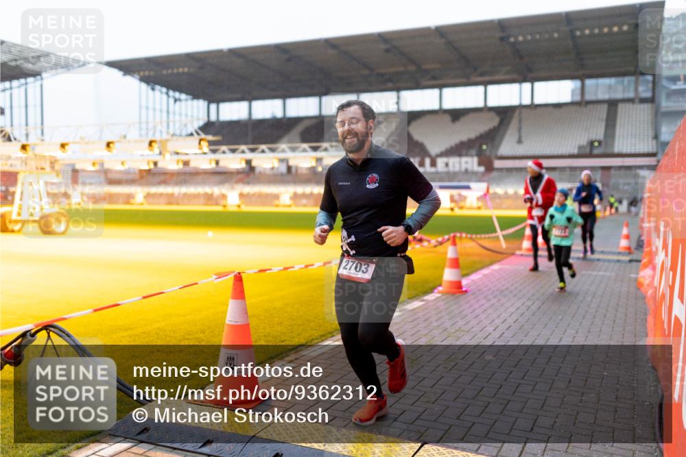 07.12.2025 - St. Pauli X-Mass-Run No. 15 Michael Strokosch http://msf.ph/oto/9362312 07.12.2025 10:54:56 Laufen 2703, 1722 meine-sportfotos.de