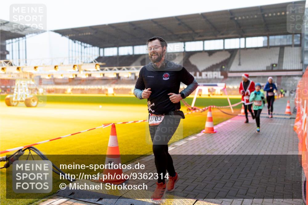 07.12.2025 - St. Pauli X-Mass-Run No. 15 Michael Strokosch http://msf.ph/oto/9362314 07.12.2025 10:54:56 Laufen 2703 meine-sportfotos.de