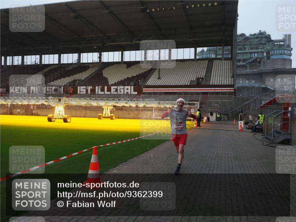 07.12.2025 - St. Pauli X-Mass-Run No. 15 Fabian Wolf http://msf.ph/oto/9362399 07.12.2025 10:00:44 Ziel 855, 1418, 1976, 2348, 3084 meine-sportfotos.de