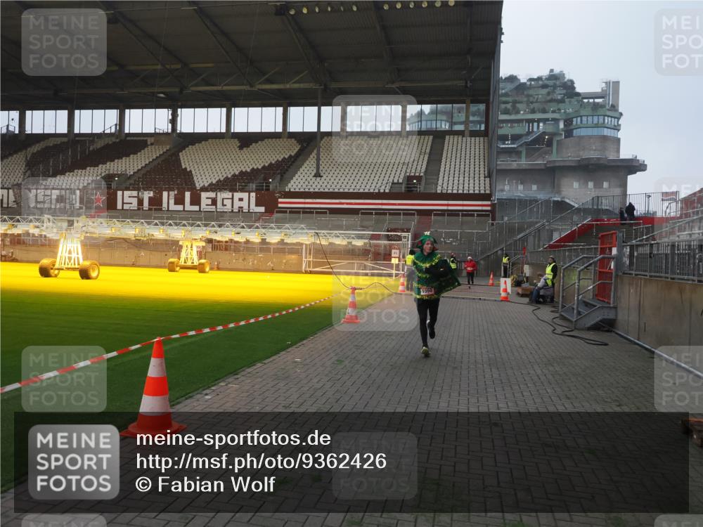 07.12.2025 - St. Pauli X-Mass-Run No. 15 Fabian Wolf http://msf.ph/oto/9362426 07.12.2025 10:00:53 Ziel 1050, 2378, 3084 meine-sportfotos.de