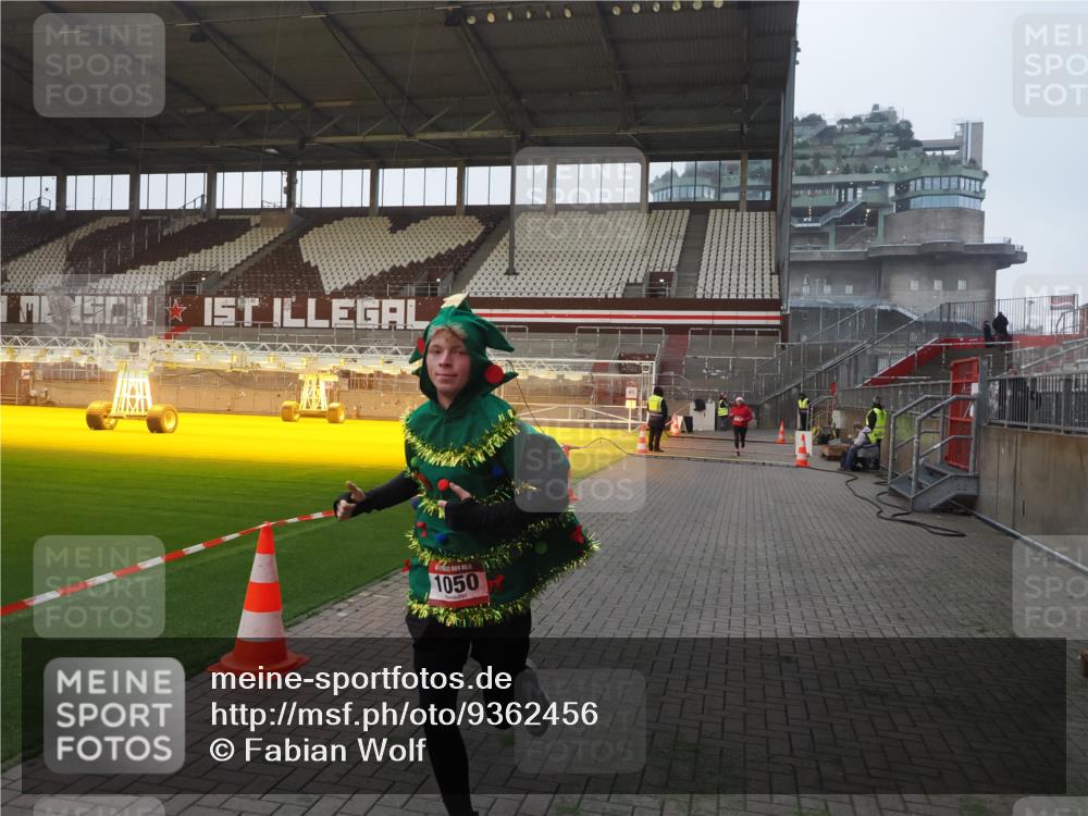 07.12.2025 - St. Pauli X-Mass-Run No. 15 Fabian Wolf http://msf.ph/oto/9362456 07.12.2025 10:00:54 Ziel 1050, 2378, 3084 meine-sportfotos.de