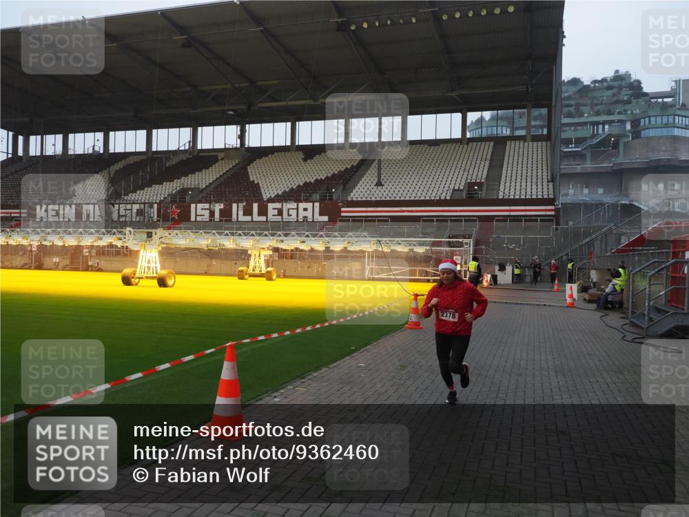 07.12.2025 - St. Pauli X-Mass-Run No. 15 Fabian Wolf http://msf.ph/oto/9362460 07.12.2025 10:01:00 Ziel 1050, 2378 meine-sportfotos.de