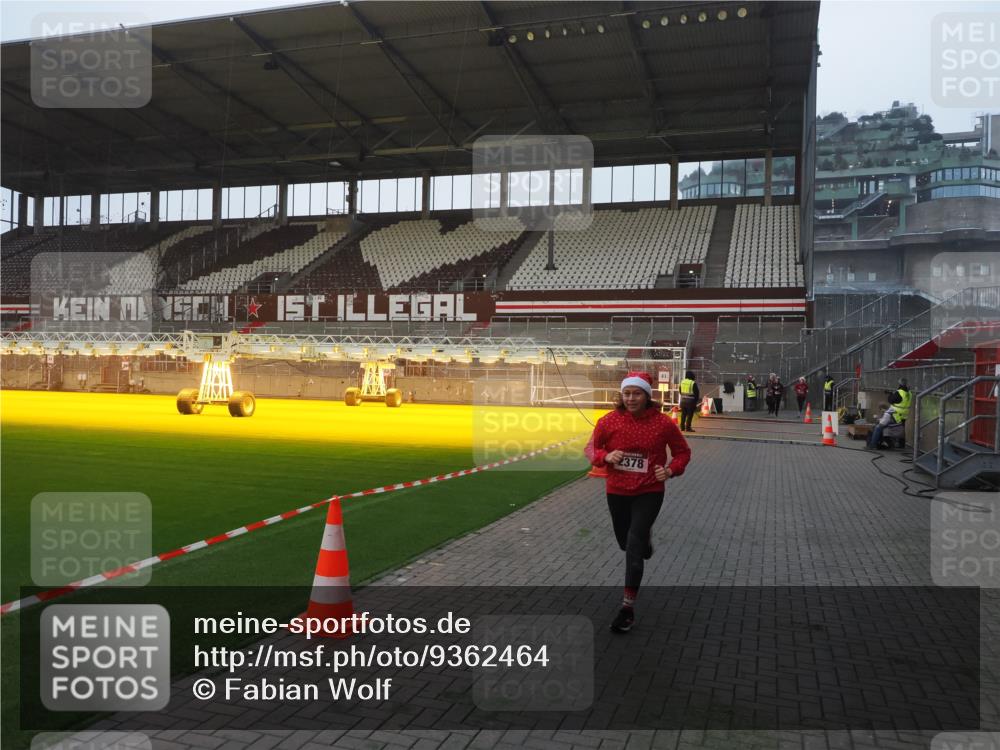 07.12.2025 - St. Pauli X-Mass-Run No. 15 Fabian Wolf http://msf.ph/oto/9362464 07.12.2025 10:01:00 Ziel 1050, 2378 meine-sportfotos.de