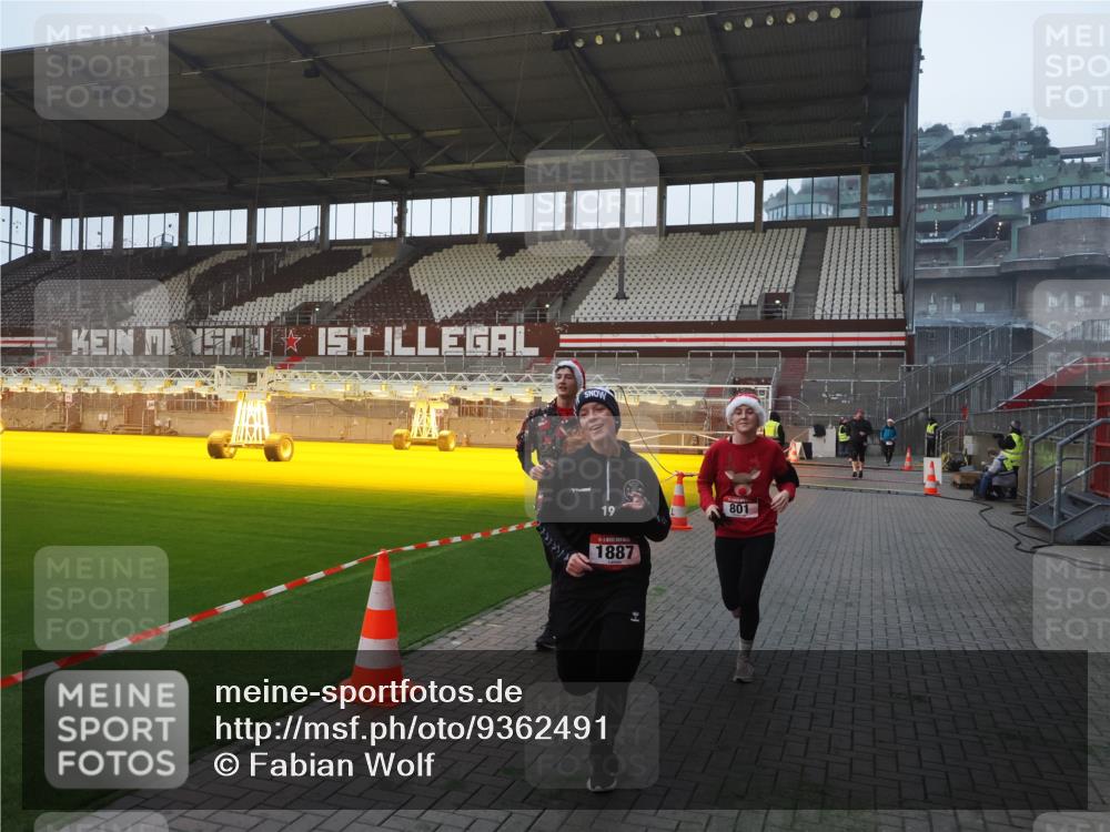 07.12.2025 - St. Pauli X-Mass-Run No. 15 Fabian Wolf http://msf.ph/oto/9362491 07.12.2025 10:01:08 Ziel 801, 1050, 1887, 1892, 2378, 2528 meine-sportfotos.de