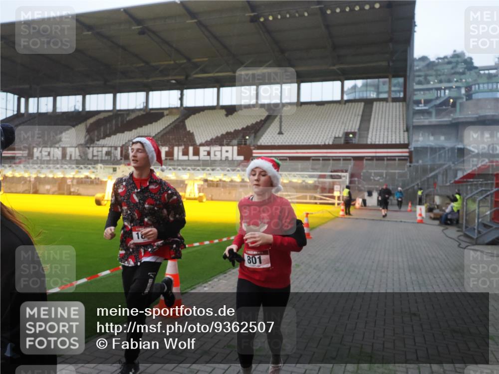 07.12.2025 - St. Pauli X-Mass-Run No. 15 Fabian Wolf http://msf.ph/oto/9362507 07.12.2025 10:01:09 Ziel 801, 1050, 1887, 1892, 2378, 2528 meine-sportfotos.de