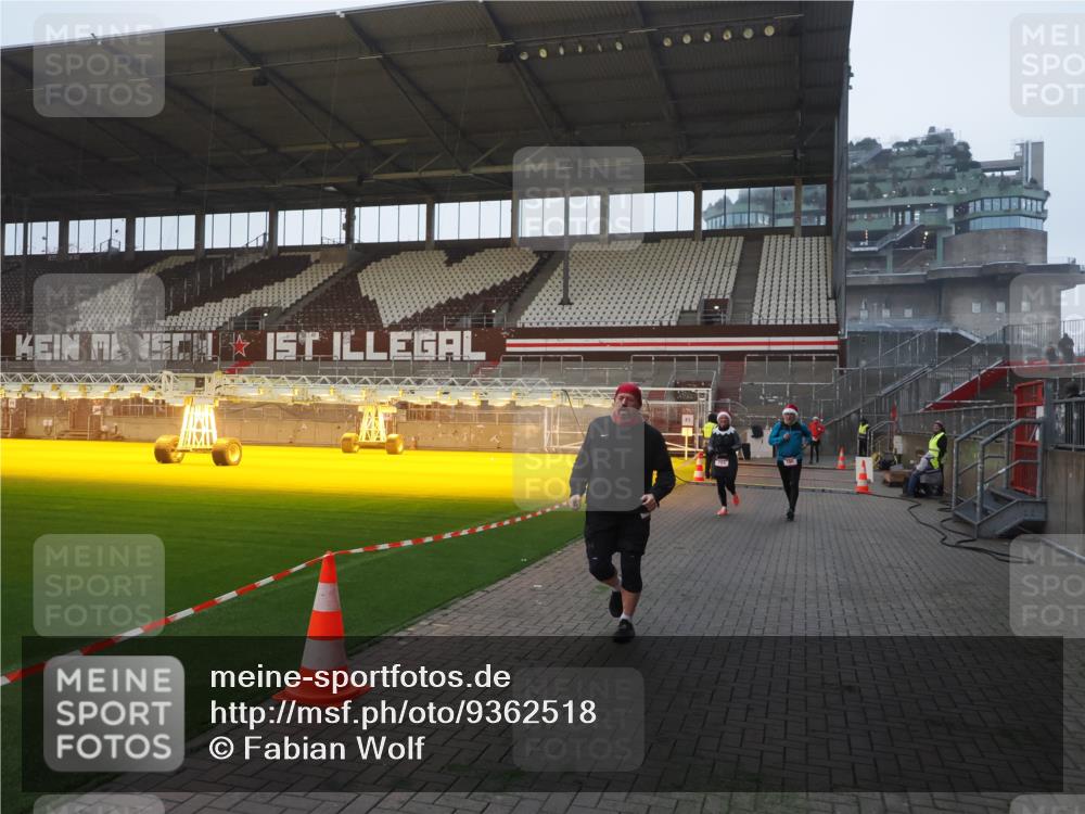 07.12.2025 - St. Pauli X-Mass-Run No. 15 Fabian Wolf http://msf.ph/oto/9362518 07.12.2025 10:01:15 Ziel 780, 783, 801, 1887, 1892, 2528 meine-sportfotos.de
