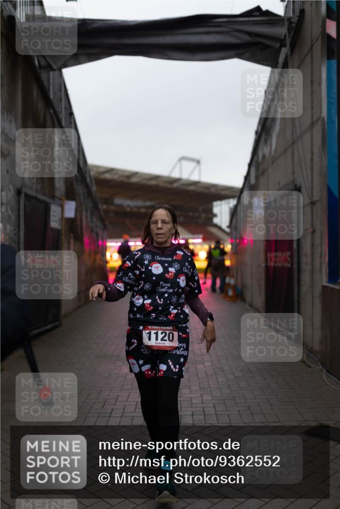 07.12.2025 - St. Pauli X-Mass-Run No. 15 Michael Strokosch http://msf.ph/oto/9362552 07.12.2025 10:59:48 Laufen 5, 1120 meine-sportfotos.de