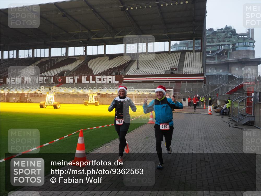 07.12.2025 - St. Pauli X-Mass-Run No. 15 Fabian Wolf http://msf.ph/oto/9362563 07.12.2025 10:01:19 Ziel 780, 783, 801, 1124, 1887, 1892, 2528 meine-sportfotos.de