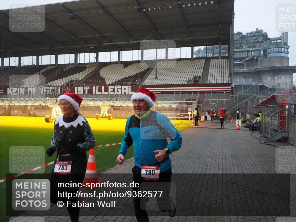 07.12.2025 - St. Pauli X-Mass-Run No. 15 Fabian Wolf http://msf.ph/oto/9362577 07.12.2025 10:01:20 Ziel 780, 783, 801, 1124, 1887, 1892, 2528 meine-sportfotos.de