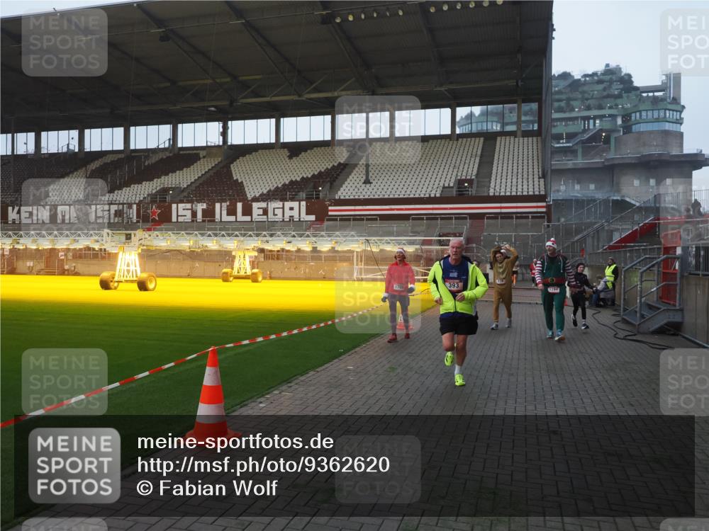 07.12.2025 - St. Pauli X-Mass-Run No. 15 Fabian Wolf http://msf.ph/oto/9362620 07.12.2025 10:01:29 Ziel 118, 393, 780, 783, 804, 1124, 1294, 1760, 3187, 3878 meine-sportfotos.de