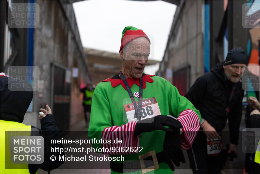 07.12.2025 - St. Pauli X-Mass-Run No. 15 Michael Strokosch http://msf.ph/oto/9362622 07.12.2025 11:00:09 Laufen 15, 15, 88, 3405 meine-sportfotos.de