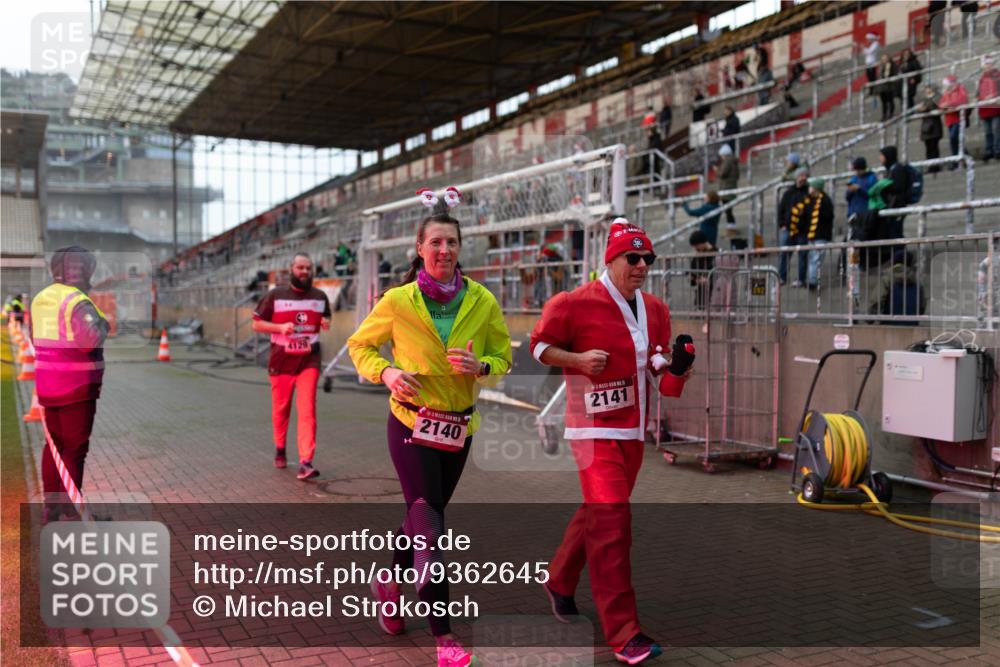 07.12.2025 - St. Pauli X-Mass-Run No. 15 Michael Strokosch http://msf.ph/oto/9362645 07.12.2025 11:00:51 Laufen 6, 4129, 2140, 5, 2141 meine-sportfotos.de