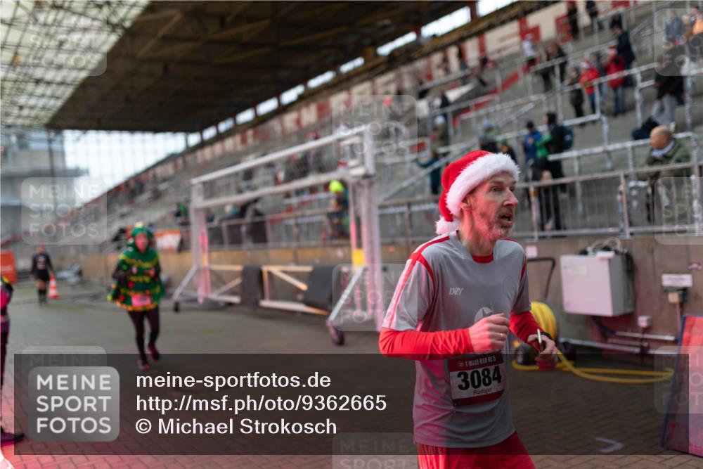 07.12.2025 - St. Pauli X-Mass-Run No. 15 Michael Strokosch http://msf.ph/oto/9362665 07.12.2025 11:01:11 Laufen 15, 3084 meine-sportfotos.de