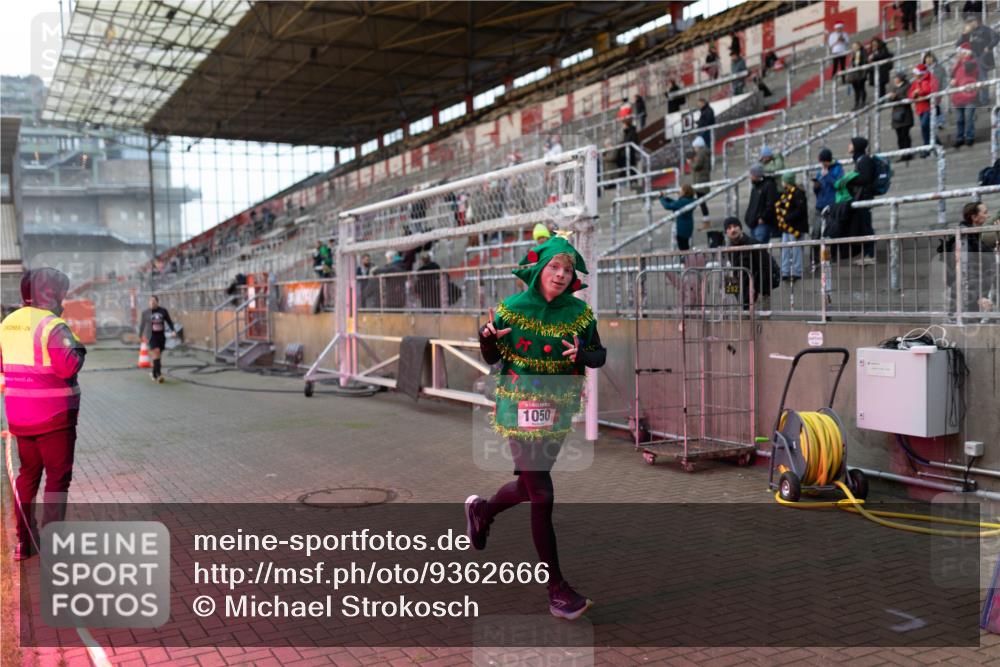 07.12.2025 - St. Pauli X-Mass-Run No. 15 Michael Strokosch http://msf.ph/oto/9362666 07.12.2025 11:01:12 Laufen 1050 meine-sportfotos.de