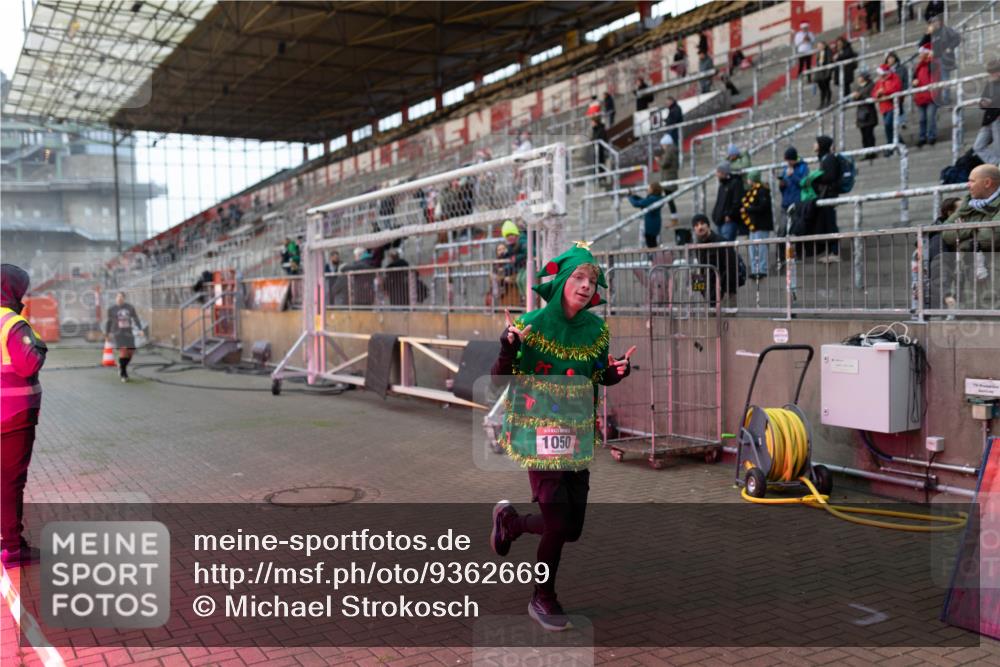 07.12.2025 - St. Pauli X-Mass-Run No. 15 Michael Strokosch http://msf.ph/oto/9362669 07.12.2025 11:01:12 Laufen 1050 meine-sportfotos.de