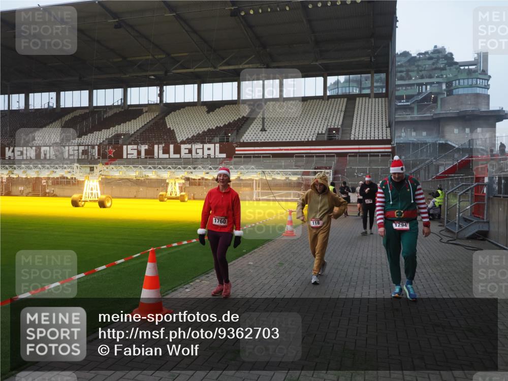 07.12.2025 - St. Pauli X-Mass-Run No. 15 Fabian Wolf http://msf.ph/oto/9362703 07.12.2025 10:01:33 Ziel 118, 393, 804, 1124, 1294, 1724, 1760, 3187, 3580, 3582, 3629, 3878 meine-sportfotos.de
